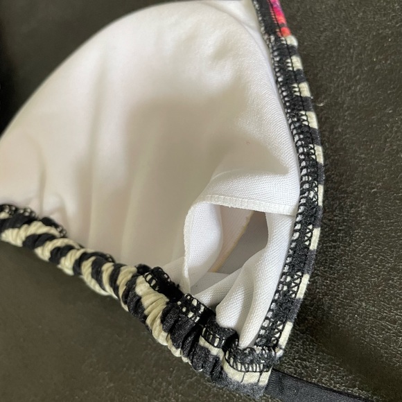 Used excellent condition-Billabong bikini top size large - Picture 8 of 10